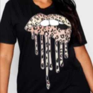 Black graphic  tee with leopard lip print